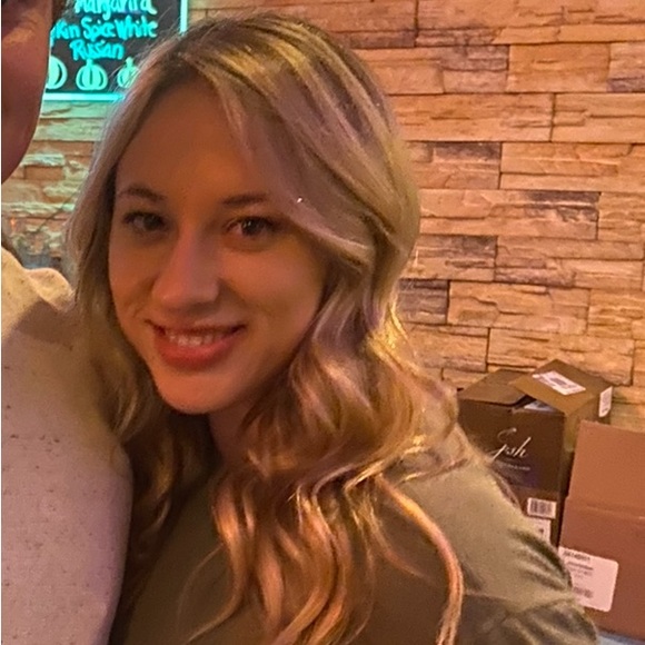 Meet your Posher, Mckenzie - Picture 1 of 1